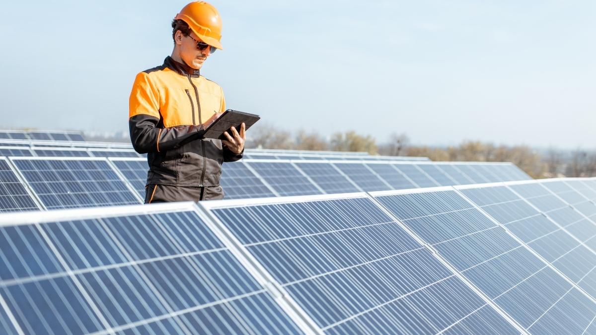 Energia solar gera mais de 150 mil empregos no Brasil em um ano 