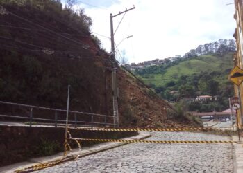 Deslizamento causa grande desabamento na Praça da Estação, em Ouro Preto; veja o vídeo
