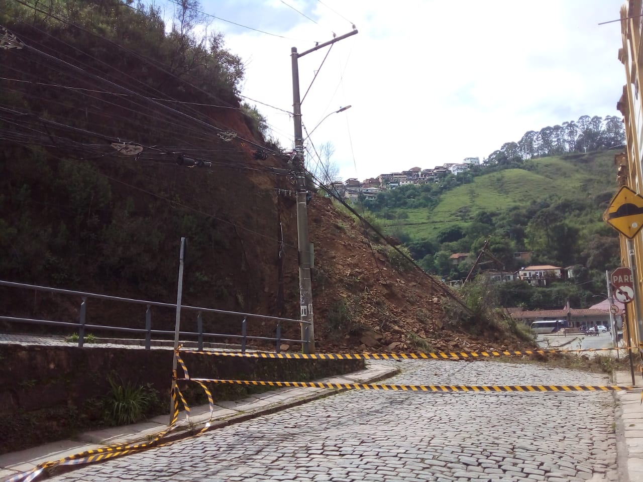 Deslizamento causa grande desabamento na Praça da Estação, em Ouro Preto; veja o vídeo