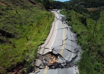 BR-381, em Nova Era, está interditada após "estufamento" do asfalto