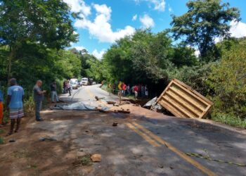 Colisão entre duas carretas na MG-262, que liga Ponte Nova a Mariana, deixa dois mortos