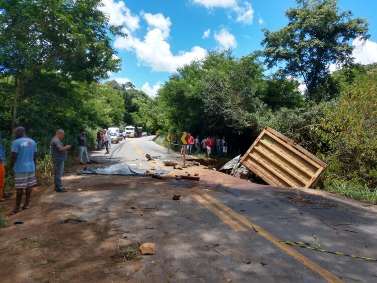 Colisão entre duas carretas na MG-262, que liga Ponte Nova a Mariana, deixa dois mortos