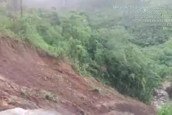 Erosão de mais de 300 metros interdita MG-129, entre Ouro Preto e Ouro Branco