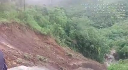 Erosão de mais de 300 metros interdita MG-129, entre Ouro Preto e Ouro Branco