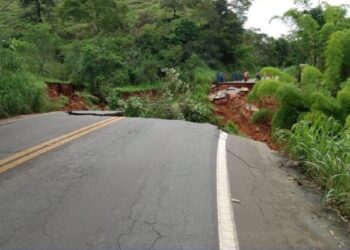 Cratera se abre na MG-262, entre Mariana e Ponte Nova; veja o vídeo