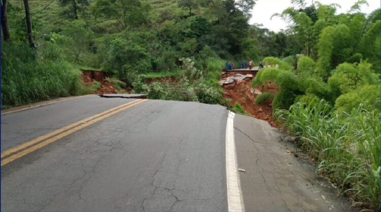 Cratera se abre na MG-262, entre Mariana e Ponte Nova; veja o vídeo