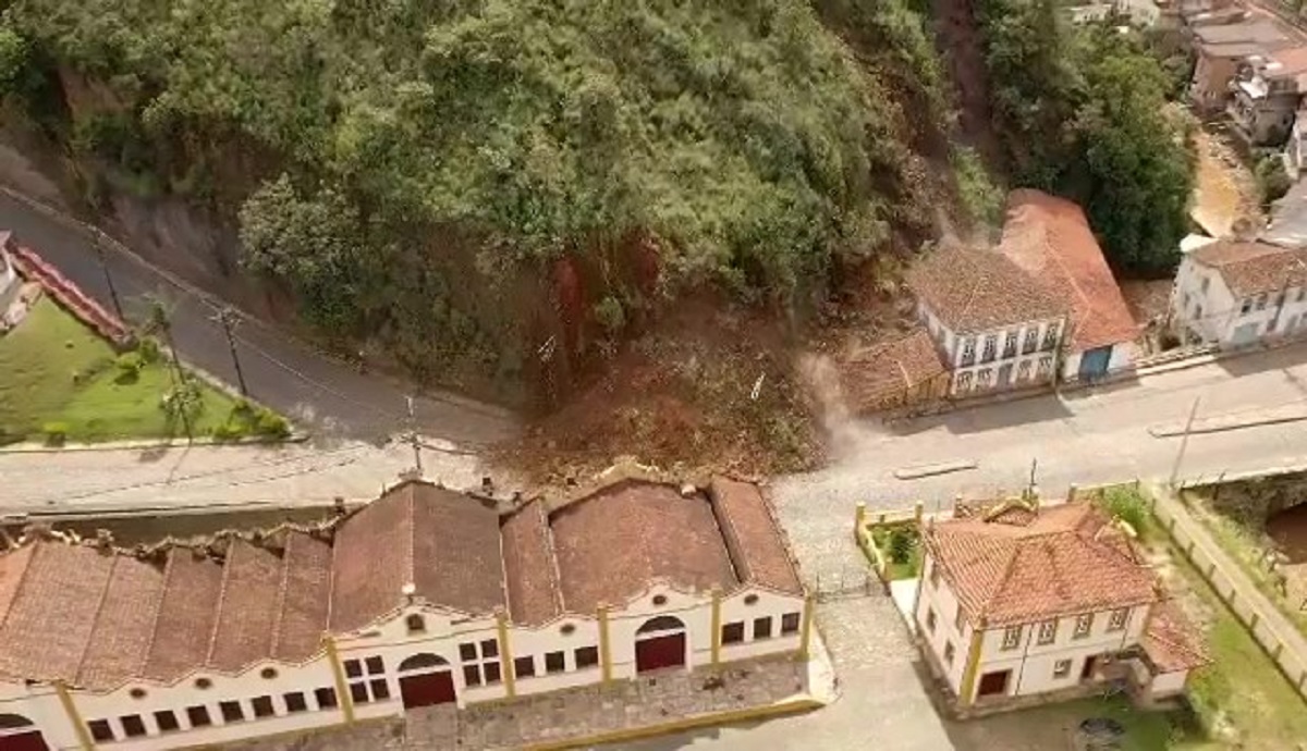 Ouro Preto: instabilidade do talude no Morro da Forca provoca risco a restaurante e hotel