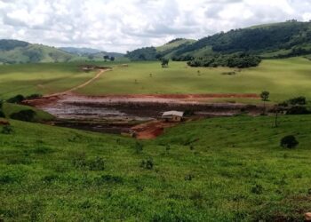 Barragem de água estoura perto de Jacutinga