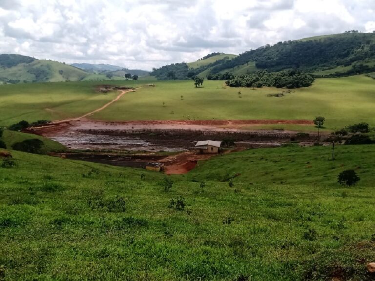 Barragem de água estoura perto de Jacutinga