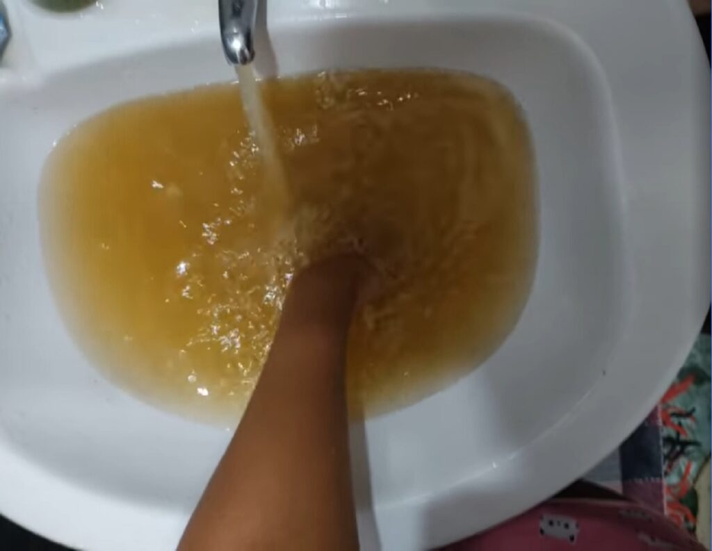 Moradora de Ouro Preto recebe água com cor de barro e protesta: "Desconta ou é cortesia?"