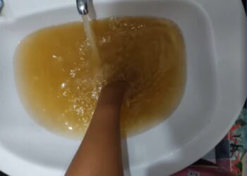 Moradora de Ouro Preto recebe água com cor de barro e protesta: "Desconta ou é cortesia?"