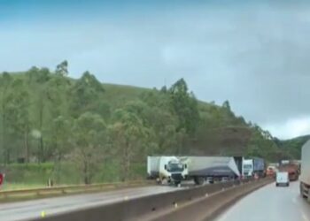 Caminhão atravessa viaduto na BR-040 e interdita trânsito parcialmente