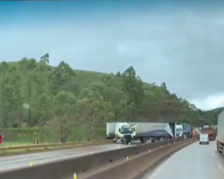Caminhão atravessa viaduto na BR-040 e interdita trânsito parcialmente