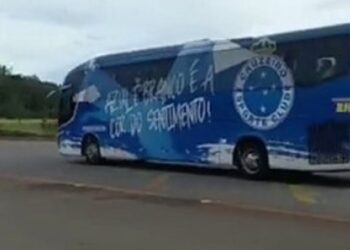Torcedores vão até à BR-040, em Congonhas, apoiar o Cruzeiro
