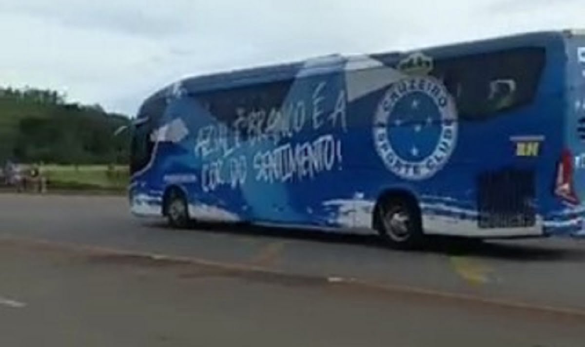 Torcedores vão até à BR-040, em Congonhas, apoiar o Cruzeiro