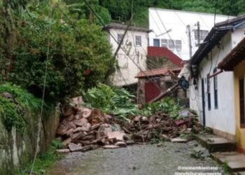 Muro de república cede e poste cai em cima da casa, em Ouro Preto