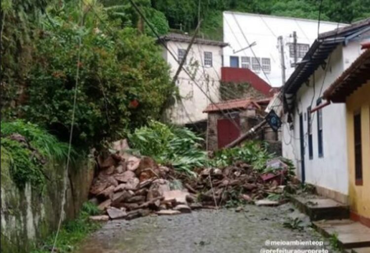 Muro de república cede e poste cai em cima da casa, em Ouro Preto
