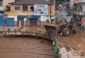 Máquina devolve para o rio materiais expedidos nas enchentes e população se revolta, em Itabirito Máquina devolve para o rio materiais expedidos nas enchentes e população se revolta, em Itabirito
