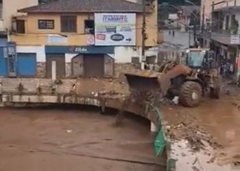 Máquina devolve para o rio materiais expedidos nas enchentes e população se revolta, em Itabirito