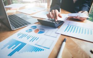 Mercado prevê inflação acima do teto, menor crescimento do PIB e emprego fraco em 2022