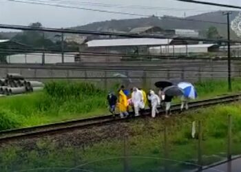 Bombeiros resgatam mulher em trabalho de parto durante uma enchente, em Congonhas
