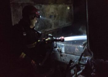 Grande incêndio atinge galpão de serralheria em Itabirito; veja imagens