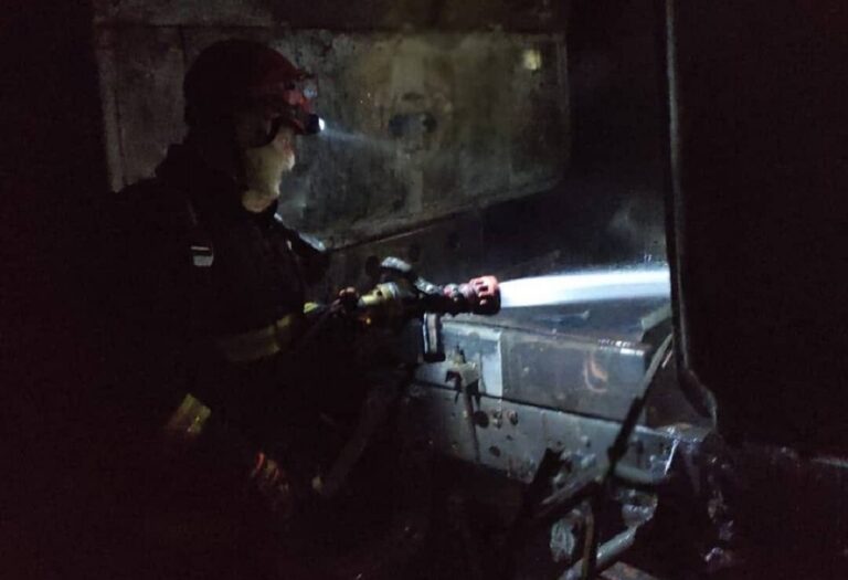 Grande incêndio atinge galpão de serralheria em Itabirito; veja imagens