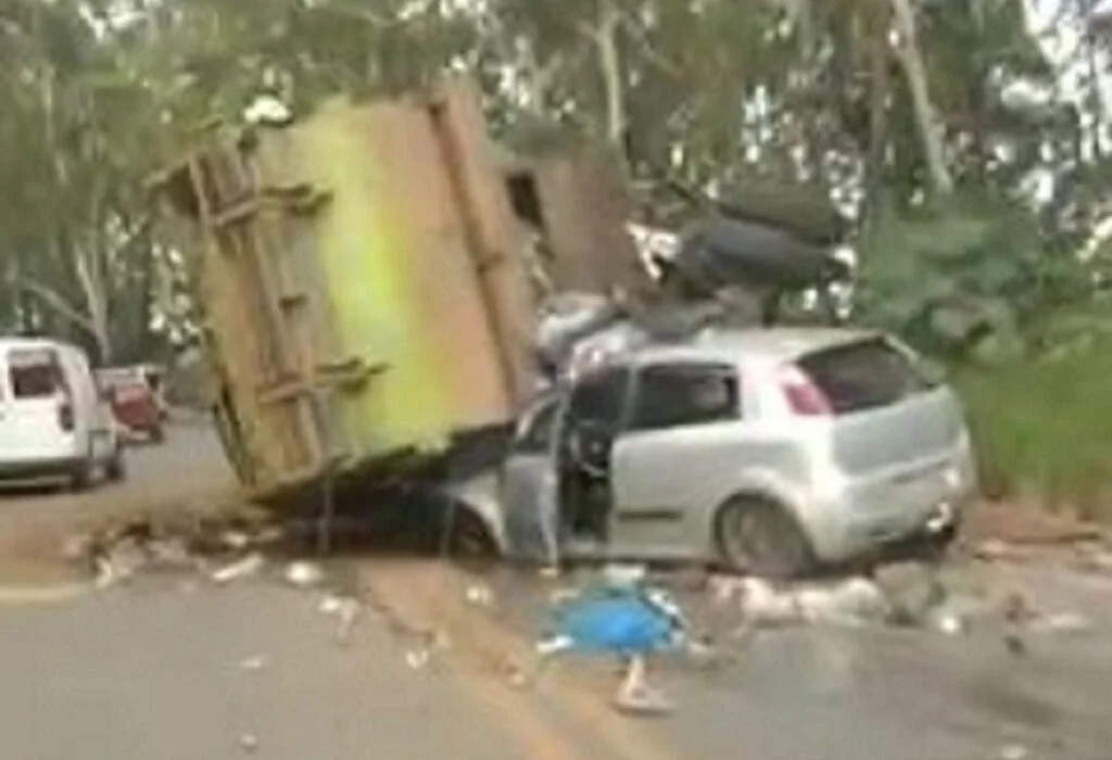 Homem morre em acidente entre caminhão de lixo e carro no bairro Saramenha, em Ouro Preto