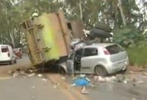 Homem morre em acidente entre caminhão de lixo e carro no bairro Saramenha, em Ouro Preto Homem morre em acidente entre caminhão de lixo e carro no bairro Saramenha, em Ouro Preto