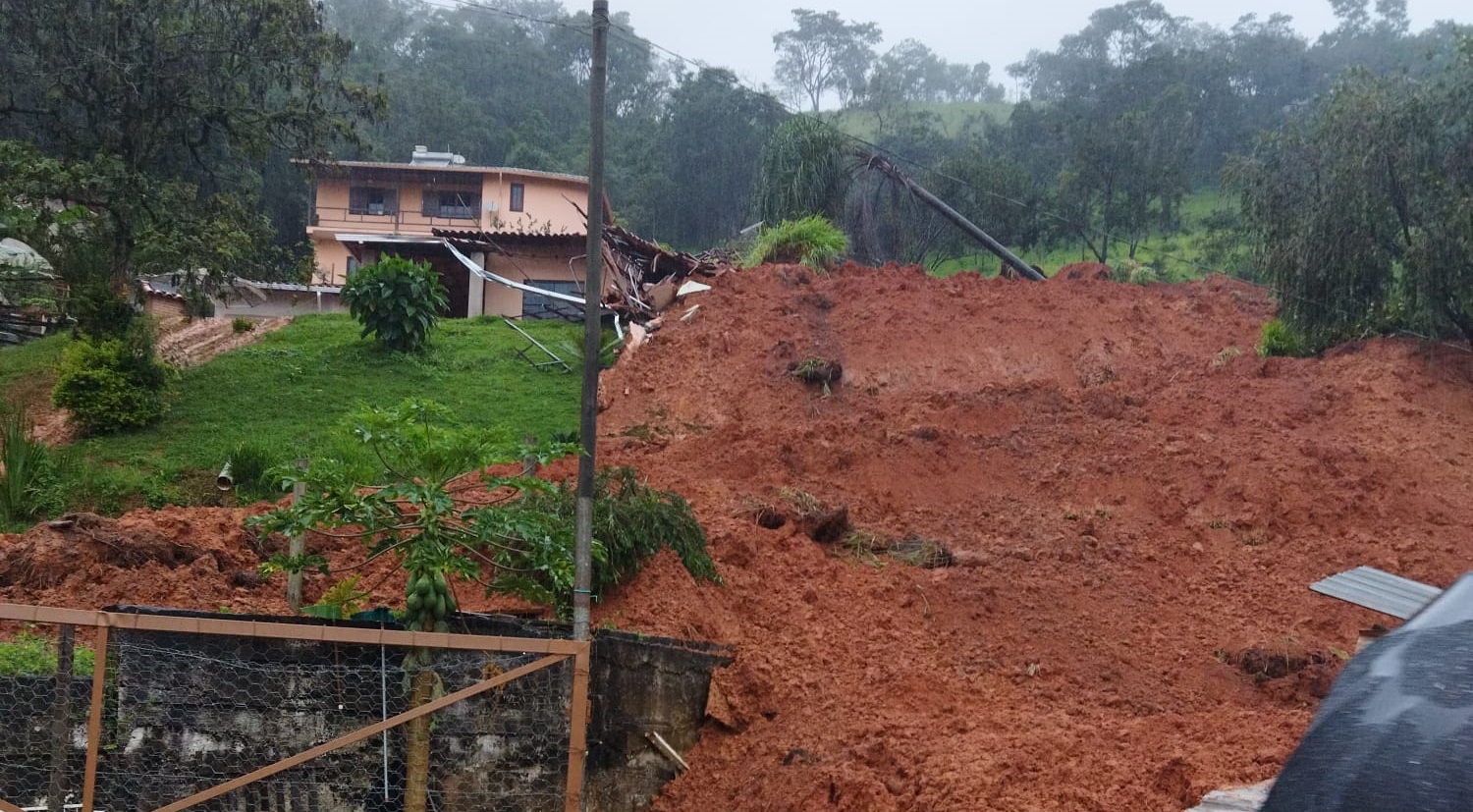 Chuvas em Itabirito causam prejuízos de mais de R$ 100 mil, perda de casas e estabelecimentos