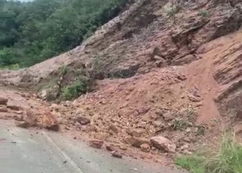 Deslizamento de terra cobre meia pista na MG-129, que liga Ouro Preto a Ouro Branco