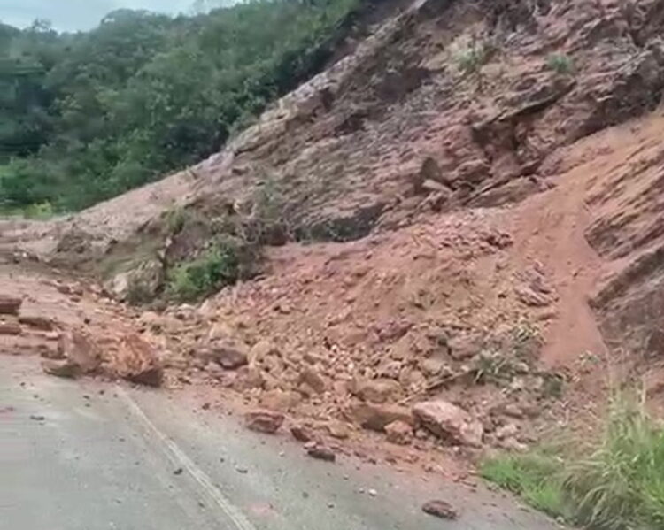 Deslizamento de terra cobre meia pista na MG-129, que liga Ouro Preto a Ouro Branco