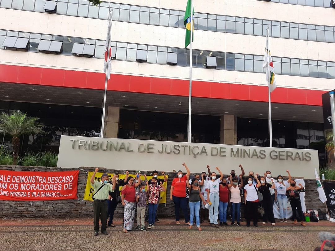 Atingidos pela barragem Doutor, em Antônio Pereira, distrito de Ouro Preto, protestam no TJMG