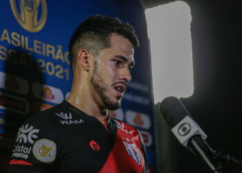 Cruzeiro contrata o zagueiro Oliveira, carrasco do Atlético