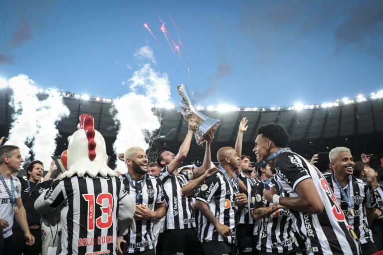 Atlético vence Supercopa e ganha três taças em três meses