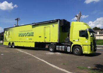 Carreta vira sala de cinema grátis em Conselheiro Lafaiete