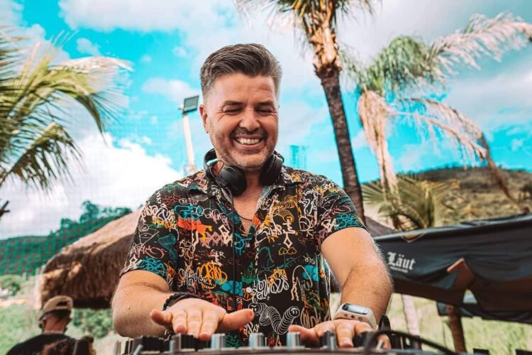 Escola oferece curso gratuito para DJs, músicos e produtores culturais