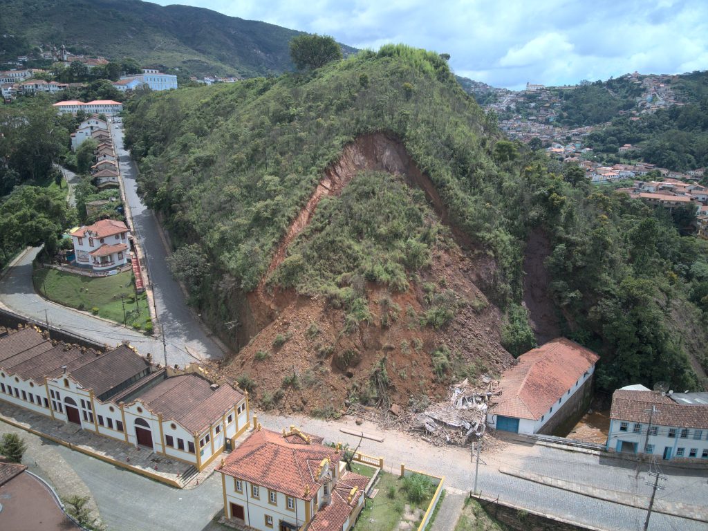 Ouro Preto: retirada da terra que caiu do Morro da Forca deve durar até abril