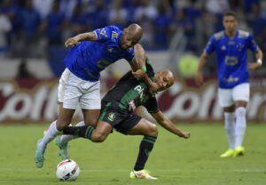“Deveria dar um soco na sua cara”, diz Waguininho ao juiz de Cruzeiro x América "Deveria dar um soco na sua cara", diz Waguininho ao juiz de Cruzeiro x América