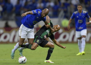 "Deveria dar um soco na sua cara", diz Waguininho ao juiz de Cruzeiro x América