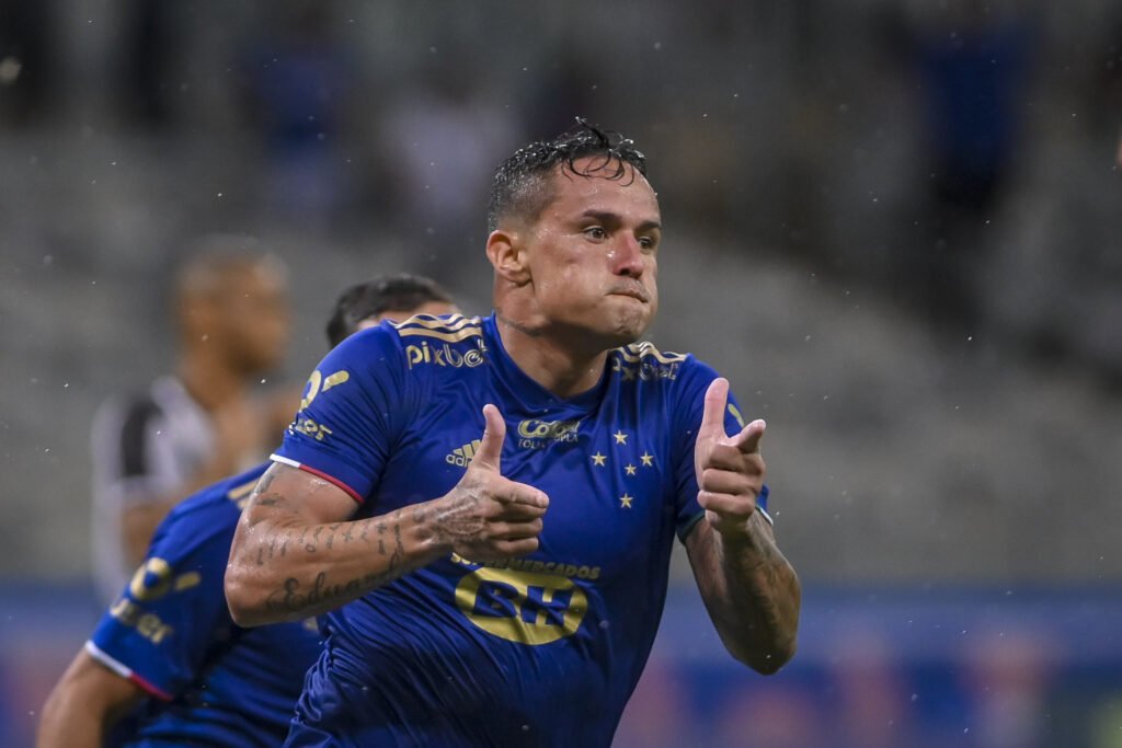 Com pontaria afiada, Edu é o "salvador" do Cruzeiro no Estadual