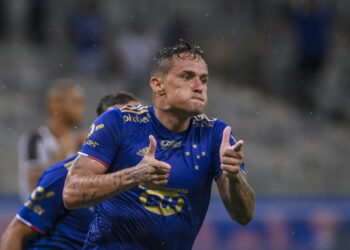 Com pontaria afiada, Edu é o "salvador" do Cruzeiro no Estadual
