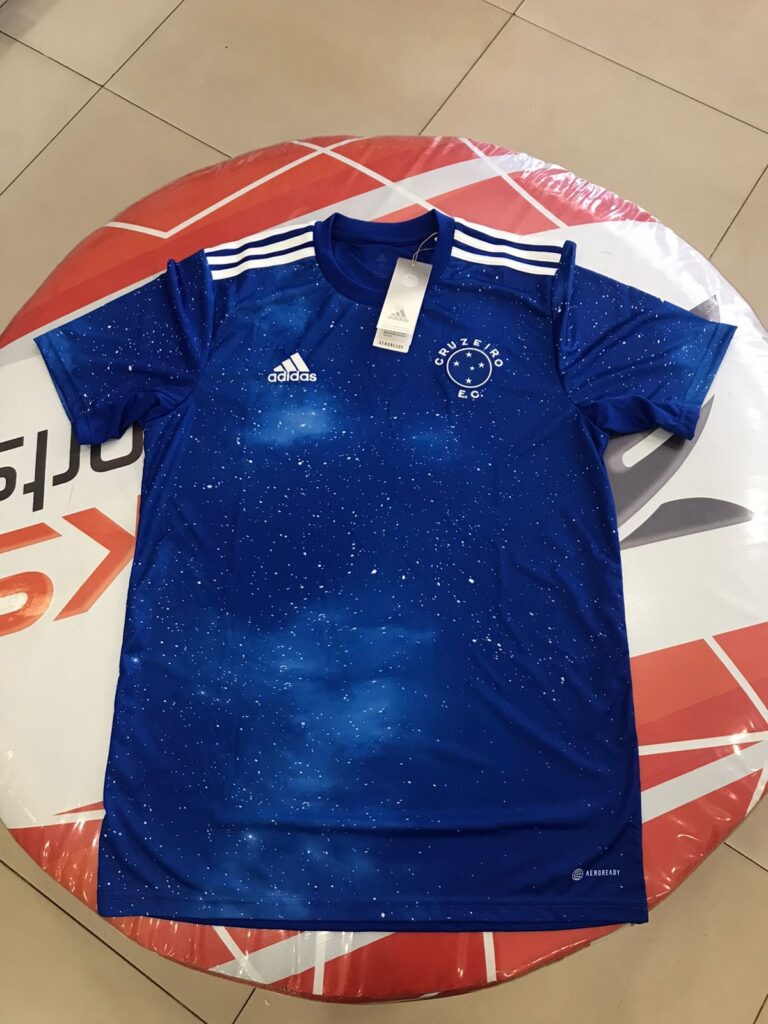 Vaza suposta nova camisa do Cruzeiro e clube faz mistério