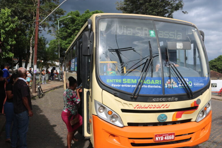 Felicidade, dúvidas e apelos: veja como foi o primeiro dia de ônibus gratuito em Mariana