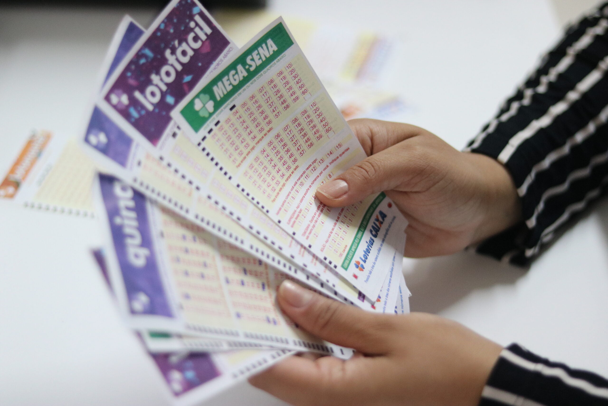 Loterias: resultado da Mega-Sena 2451, Lotofácil 2441, Federal 5636 e outros sorteios de sábado (05/02)