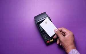 Vantagens e desvantagens dos cartões de crédito e débito Vantagens e desvantagens dos cartões de crédito e débito