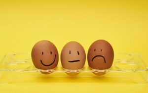 Qual é a maneira mais saudável de cozinhar e comer ovos?
