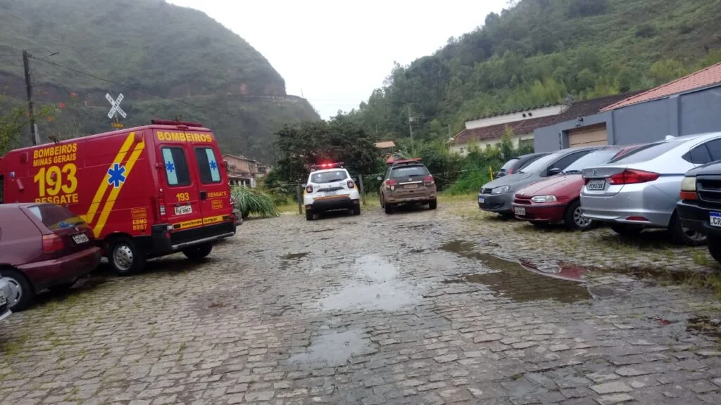 Bombeiros retiram corpo boiando no ribeirão do Funil, em Ouro Preto