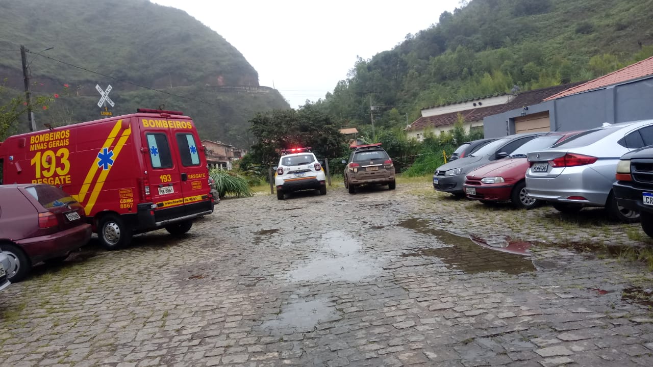 Bombeiros retiram corpo boiando no ribeirão do Funil, em Ouro Preto