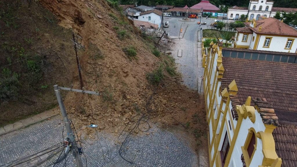 Ouro Preto contará com empresa para retirar terra dos taludes que caíram do Morro da Forca